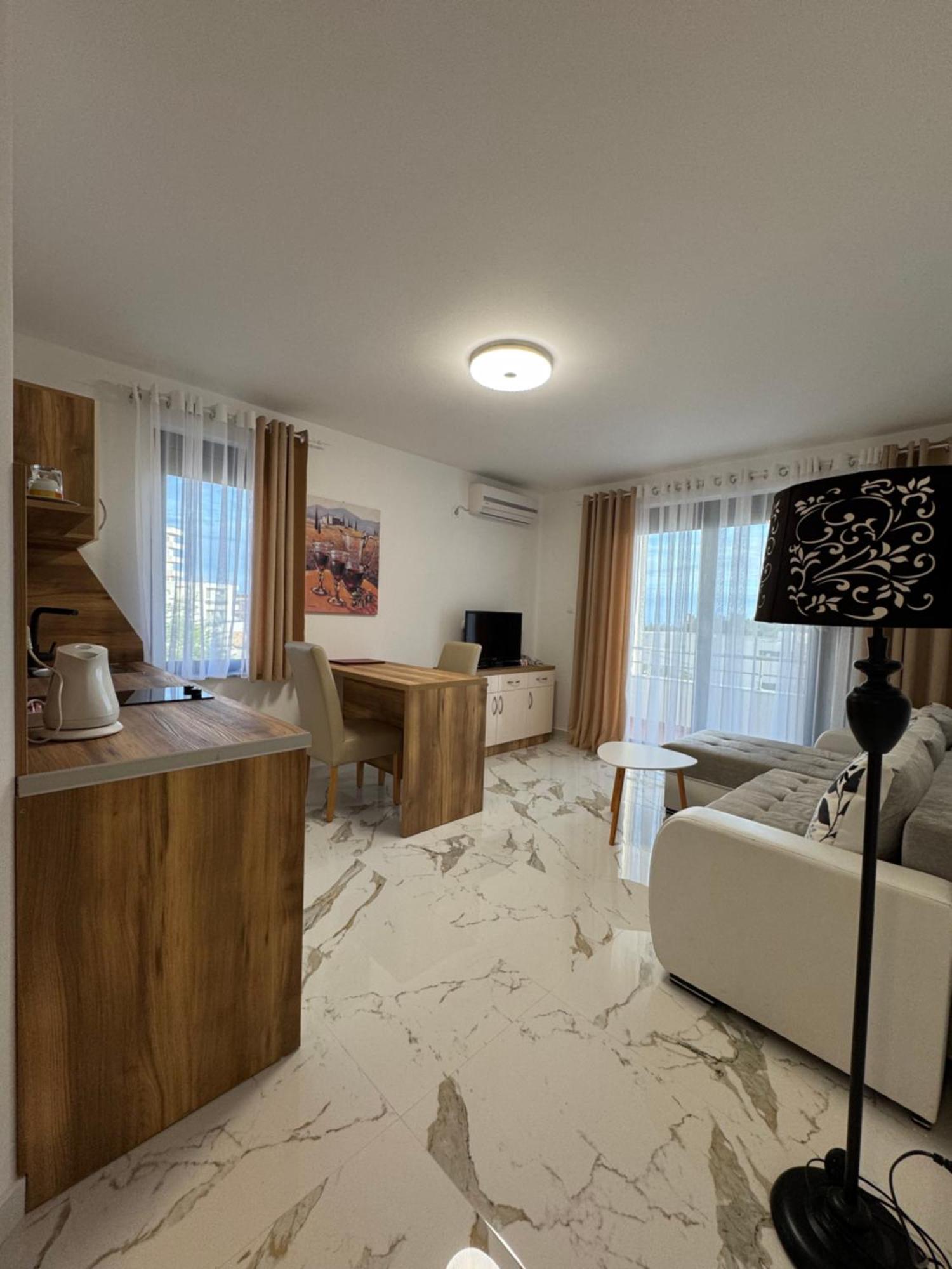 Hotel Freiburg Улцин Екстериор снимка